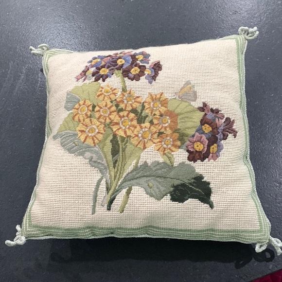 Floral embroidered pillow velvet green cream - Picture 3 of 7